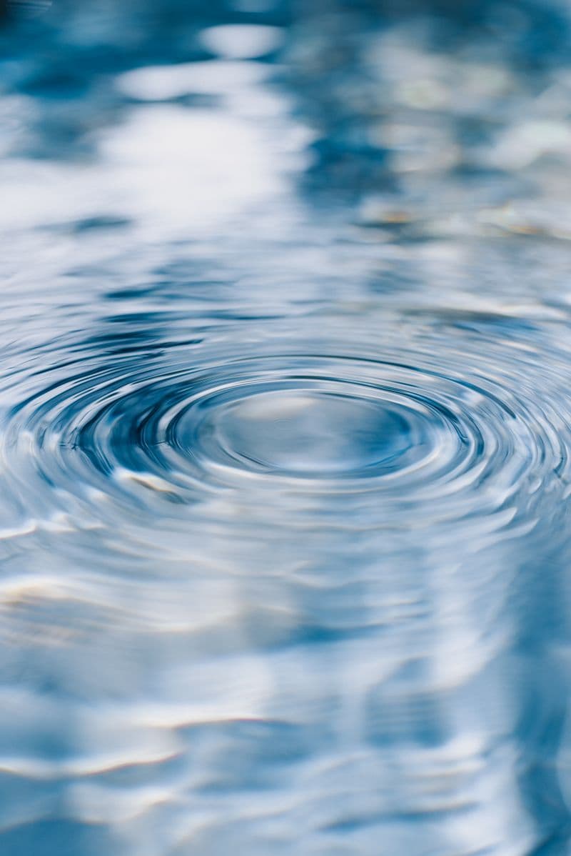 Wasseroberfläche mit Wellenringen